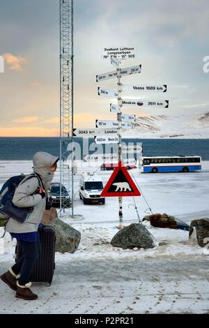 Norvegia Isole Svalbard, Spitzbergen, Longyearbyen, la direzione e la distanza e segni di fronte all aeroporto di Longyearbyen e segno di avvertimento di pericolo potenziale di presenza di orso polare Foto Stock