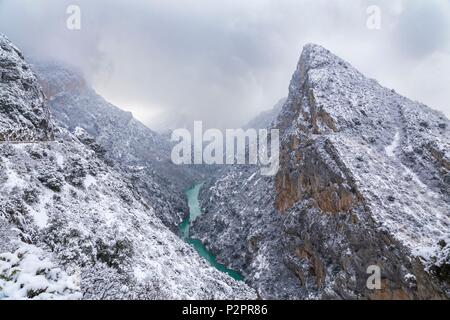 Francia, Alpes de Haute Provence, riserva naturale regionale del Verdon, il Gran Canyon del Verdon, il fiume Verdon visto dalla Galetas belvedere durante una nevicata Foto Stock