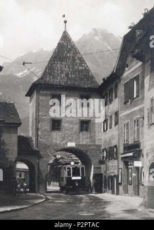 . Questo supporto mostra il patrimonio culturale monumento con il numero 15974 in Alto Adige. Inglese: Tramway di Merano in Alto Adige, passando sotto la Vinschgauer Tor. circa 1925. Unknown 85 Strassenbahn Merano 003 Foto Stock