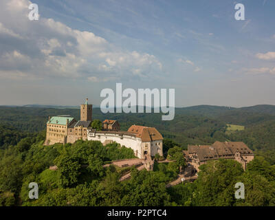 Veduta aerea del castello di Wartburg vicino alla città di Eisenach, nello stato di Turingia, Germania Foto Stock