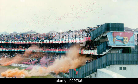. Italiano: Lo stadio Libero Liberati di Terni in occasione del derby umbro tra ternana e Foligno (2-1) valevole per la 25ª giornata del campionato italiano di Serie C1 1983-84, girone B. 18 marzo 1984. 86 sconosciuto Ternana-Foligno 1983-84 Foto Stock