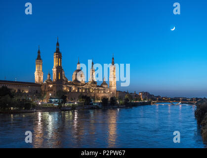 Saragozza, Spagna. Vista della Basilica de Nuestra Senora del Pilar (Basilica della Madonna del Pilastro) e il fiume Ebro di notte, Zaragoza, Spagna Foto Stock