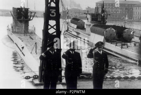 . Inglese: Ambra e tipo VIIC Italiano: sottomarino Ambra a La Spezia . 4 marzo 1942. 89 sconosciuto Typ VIIC e Ambra inLa Spezia 3-4-42 (SM) Foto Stock