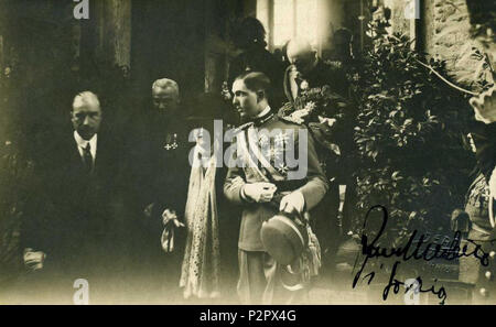 . Italiano: Principe di Piemonte (Umberto II) con la Regina madre Margherita di Savoia . 1920. Unknown 89 Umberto II e la Regina Margherita Foto Stock