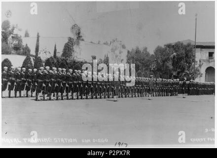 (Marinai a parade presso il Parco Balboa, U.S. Naval Training Station, San Diego, California. - Foto Stock