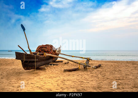 Tradizionale barca da pesca sulla spiaggia di Goa, India Foto Stock