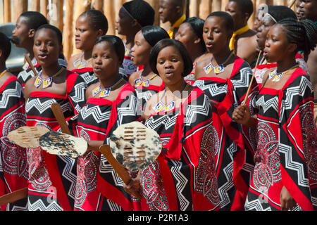 Swazi ragazze in abiti tradizionali di ballo, mantenga il villaggio culturale, dello Swaziland Foto Stock