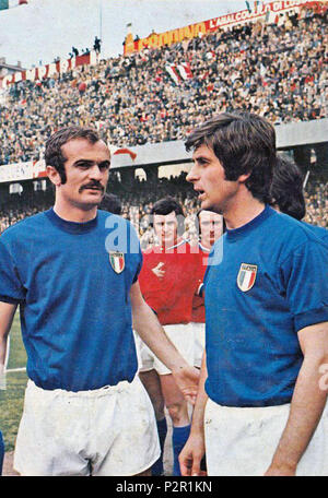 . Italiano: Genova, Stadio Luigi Ferraris, 31 marzo 1973. Sandro Mazzola (a sinistra) e Gianni Rivera (a destra) con la maglia dell'Italia, prima della sfida contro il Lussemburgo (5-0) valevole per le qualificazioni al campionato mondiale di calcio 1974. Il 31 marzo 1973. 64 sconosciuto Nazionale di calcio dell'Italia - Sandro Mazzola + Gianni Rivera Foto Stock