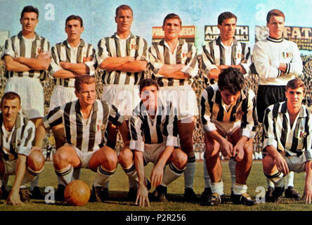 . Italiano: Una formazione della Juventus nella stagione 1960-61. Da sinistra in piedi: U. Colombo, T. Burgnich, J. Charles, G. Leoncini, B. Nicolè, G. Vavassori; accosciati: S. Cervato, G. Boniperti (capitano), B. Mora, O. Sívori, B. Sarti. Tra il 1960 e il 1961. 44 sconosciuto Juventus 1960-61 Foto Stock