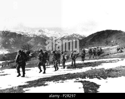 . Italiano: Soldati americani sul crinale del Belvedere (Montese) . 1945. Força Expedicionária Brasileira 83 soldati americani sul crinale del Belvedere (Montese) 02 Foto Stock