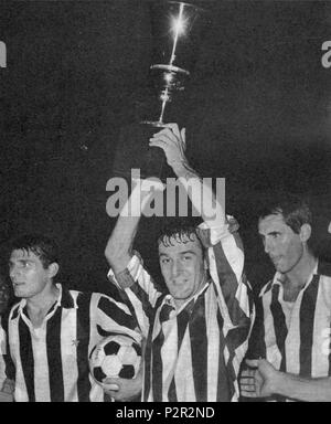 . Italiano: Roma, Stadio Olimpico, 29 agosto 1965. Da sinistra: i bianconeri Gianfranco Leoncini, Giampaolo Menichelli e Giancarlo Bercellino (I) festeggiano il successo della Juventus nella Coppa Italia 1964-65 conquistata battendo in finale l'Inter (1-0). Il 29 agosto 1965. 44 sconosciuto Juventus - Coppa Italia 1964-65 - Leoncini, Menichelli, Bercellino (MI) Foto Stock