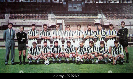 . Italiano: La rosa della Juventus campione d'Italia nella stagione 1966-67 in posa all'interno dello stadio Comunale di Torino. circa 1966. 45 sconosciuto Juventus Football Club 1966-67 Foto Stock