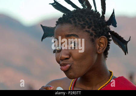 Swazi ragazza in abiti tradizionali e vestito di capelli a Umhlanga (Reed Dance Festival), dello Swaziland Foto Stock