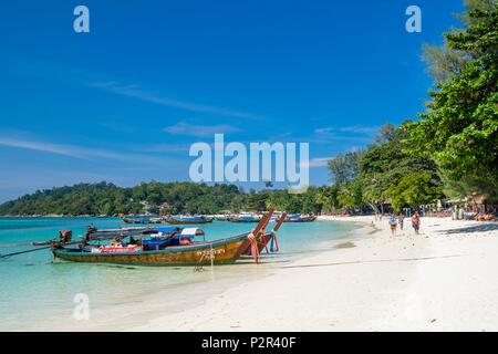 Thailandia, provincia di Satun, Ko Lipe island, Pattaya Beach, lunga spiaggia di sabbia bianca Foto Stock