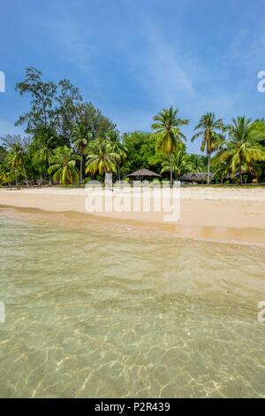 Thailandia, provincia di Satun, Mu Ko Phetra il Parco Marino Nazionale, Ko Bulon Leh island, la grande spiaggia di sabbia bianca a est dell isola e Pansand Resort sotto gli alberi di noce di cocco Foto Stock