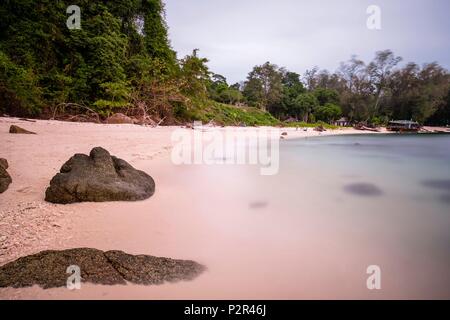 Thailandia, provincia di Satun, Tarutao National Marine Park, Ko Adang isola, Laem figlio beach Foto Stock