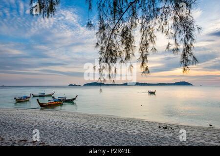 Thailandia, provincia di Satun, Tarutao National Marine Park, Ko Adang isola, tramonto sul Porto di Laem figlio beach, Ko Lipe island in background Foto Stock
