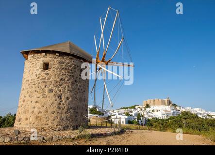 Grecia DODECANNESO arcipelago, Patmos isola, Chora, i mulini a vento e il Monastero di San Giovanni Teologo (Patrimonio Mondiale dell'UNESCO) Foto Stock