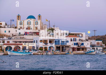 Grecia DODECANNESO arcipelago, lipsi island, Lipsi Harbour e Agios Ioannis Theologos chiesa al chiaro di luna Foto Stock