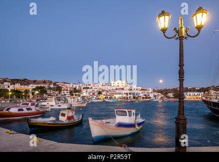 Grecia DODECANNESO arcipelago, lipsi island, Lipsi Harbour e Agios Ioannis Theologos chiesa al chiaro di luna Foto Stock