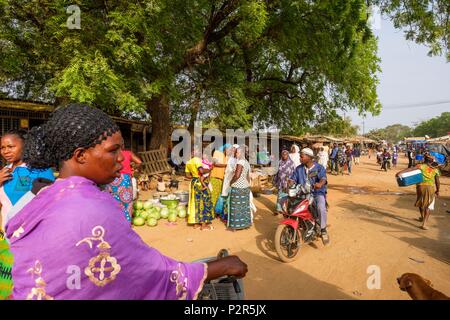 Il Burkina Faso, Center-Sud regione, città del Po, paese del Kassena gruppo etnico, la strada del mercato Foto Stock
