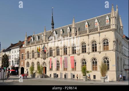 Belgio, provincia della Fiandre Occidentale, Kortrijk, Grand Place, municipio eretto intorno al 1520 in stile tardo gotico rinascimentale la cui facciata è decorata con statue dei conteggi delle Fiandre e santi Foto Stock