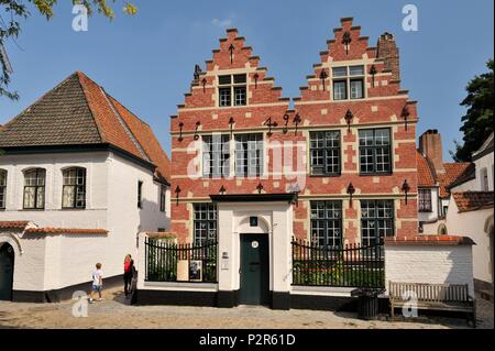 Belgio, provincia della Fiandre Occidentale, Kortrijk, beghinaggio Sint Elisabeth (Begijnhof Sint Elisabeth) di Kortrijk elencati come patrimonio mondiale dall' UNESCO e fondata nel 1238 dalla contessa delle Fiandre, Joan di Costantinopoli e il 41 case imbiancate a calce tutte risalenti al XVII secolo Foto Stock