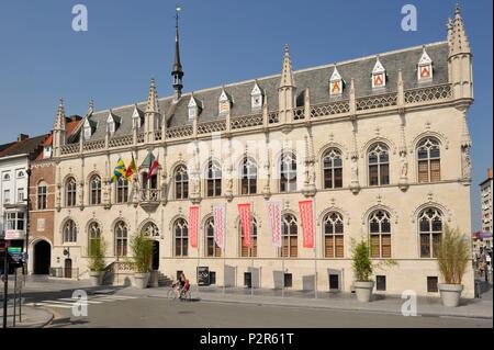 Belgio, provincia della Fiandre Occidentale, Kortrijk, Grand Place, municipio eretto intorno al 1520 in stile tardo gotico rinascimentale la cui facciata è decorata con statue dei conteggi delle Fiandre e Santi, la donna e il figlio di una bicicletta nella parte anteriore dell'edificio Foto Stock