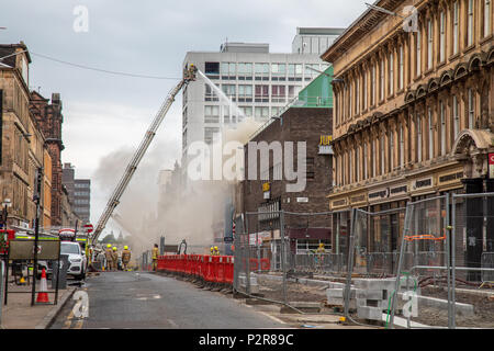 Incendio che devastò la Glasgow School of Art per la seconda volta il 15 giugno 2018. La mattina seguente i vigili del fuoco erano ancora lo spegnimento della blaze che la diffusione di O2 Academy music venue e il Campus night club. Foto Stock