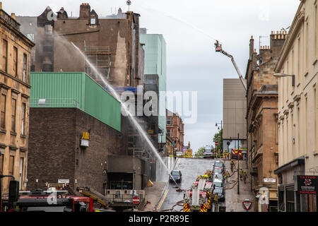 Incendio che devastò la Glasgow School of Art per la seconda volta il 15 giugno 2018. La mattina seguente i vigili del fuoco erano ancora lo spegnimento della blaze che la diffusione di O2 Academy music venue e il Campus night club. Foto Stock