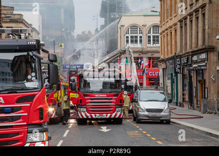 Incendio che devastò la Glasgow School of Art per la seconda volta il 15 giugno 2018. La mattina seguente i vigili del fuoco erano ancora lo spegnimento della blaze che la diffusione di O2 Academy music venue e il Campus night club. Foto Stock