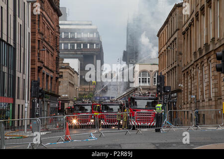 Incendio che devastò la Glasgow School of Art per la seconda volta il 15 giugno 2018. La mattina seguente i vigili del fuoco erano ancora lo spegnimento della blaze che la diffusione di O2 Academy music venue e il Campus night club. Foto Stock