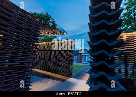 Londra, Regno Unito. 15 GIU, 2018. Il padiglione di notte - Serpentine Pavilion 2018, progettato dall'architetto messicana Frida Escobedo. Il cortile-basato sul design richiama sia sull'architettura domestica del Messico e British materiali. È allineate il primo meridiano linea a Londra il Royal Observatory di Greenwich. Credito: Guy Bell/Alamy Live News Foto Stock