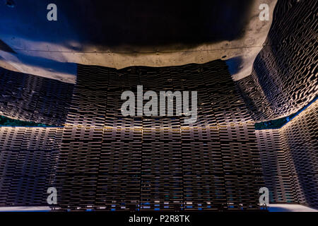 Londra, Regno Unito. 15 GIU, 2018. Il padiglione di notte - Serpentine Pavilion 2018, progettato dall'architetto messicana Frida Escobedo. Il cortile-basato sul design richiama sia sull'architettura domestica del Messico e British materiali. È allineate il primo meridiano linea a Londra il Royal Observatory di Greenwich. Credito: Guy Bell/Alamy Live News Foto Stock