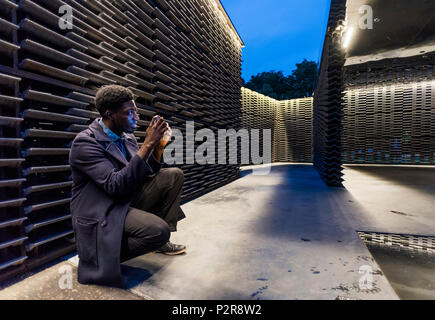 Londra, Regno Unito. 15 GIU, 2018. Il padiglione di notte - Serpentine Pavilion 2018, progettato dall'architetto messicana Frida Escobedo. Il cortile-basato sul design richiama sia sull'architettura domestica del Messico e British materiali. È allineate il primo meridiano linea a Londra il Royal Observatory di Greenwich. Credito: Guy Bell/Alamy Live News Foto Stock