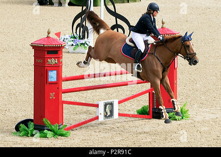 Bolesworth, Cheshire, Regno Unito. Xvi Jun, 2018. Il scudiero Bolesworth International Horse Show. 16/06/2018. Roman Abramovich della figlia Sofia di eseguire con il suo 9 anno vecchio chestnut mare Billy Fraulein al scudiero Bolesworth International Horse Show a Bolesworth Castello nella campagna del Cheshire. Credito: Cernan Elias/Alamy Live News Foto Stock