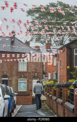 Saddleworth, UK. Xvi Jun, 2018. Il Galles Street a Oldham, Greater Manchester, rinominato come 'Inghilterra Street' per tutta la durata del 2018 FIFA World Cup, Credito: Matthew Wilkinson/Alamy Live News Foto Stock