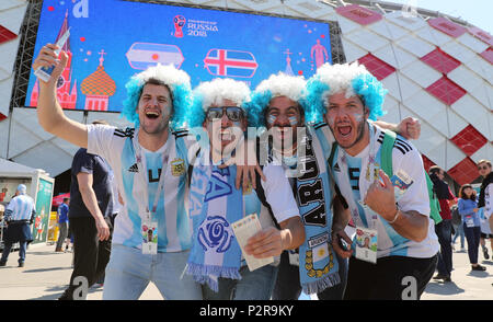 Mosca, Russia. Xvi Jun, 2018. Ventole ARGENTINA ARGENTINA V ISLANDA ARGENTINA V ISLANDA, 2018 FIFA WORLD CUP RUSSIA 16 giugno 2018 GBC8097 2018 FIFA World Cup Russia Stadio Spartak Mosca rigorosamente solo uso editoriale. Se il giocatore/i giocatori raffigurata in questa immagine è/sono la riproduzione per un Club Inglese o l'Inghilterra per la squadra nazionale. Quindi questa immagine può essere utilizzata solo per scopi editoriali. Uso non commerciale. Credito: Allstar Picture Library/Alamy Live News Foto Stock