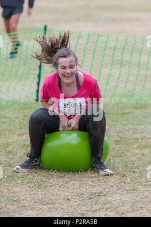 Poole, Regno Unito. 16 Giugno, 2018. Le donne di tutte le età prendere parte alla gara di fastidiosi per la vita piuttosto fangosa carità correre a Baiter in Poole, Dorset, Regno Unito. Thomas credito Faull/Alamy Live News. Foto Stock