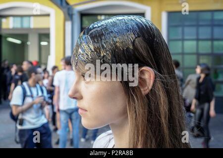 Milano, Italia. 16 Giugno, 2018. Milano moda uomo primavera estate 2019. m1992 backstage. Nella foto: modello Credit: Indipendente Agenzia fotografica/Alamy Live News Foto Stock