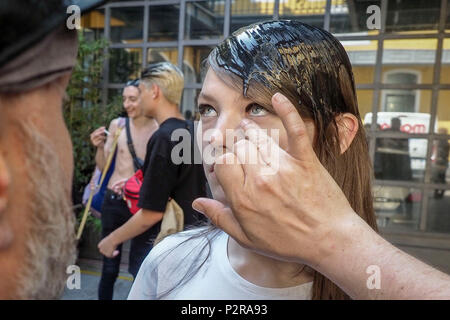 Milano, Italia. 16 Giugno, 2018. Milano moda uomo primavera estate 2019. m1992 backstage. Nella foto: modello Credit: Indipendente Agenzia fotografica/Alamy Live News Foto Stock