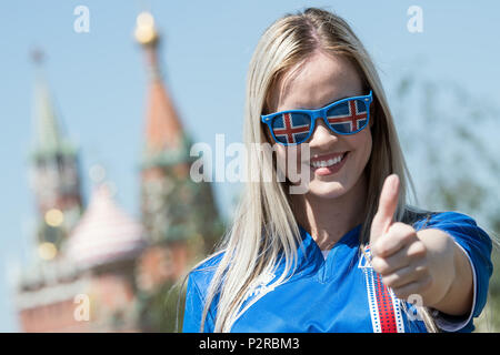 Mosca, Russia. Xvi Jun, 2018. 16 giugno 2018, Russia, Mosca: una ventola islandese celebra a Zaryadye Park. Foto: Federico Gambarini/dpa Credito: dpa picture alliance/Alamy Live News Foto Stock