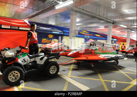 Royal Victoria Dock, Londra, Regno Unito. Xvi Jun, 2018. Il pit crew per il Team Abu Dhabi parcheggio di barche a motore a secco zona pit dopo una Formula 1 powerboat sessione di prove libere durante l'UIM F1H2O campionato del mondo, Royal Victoria Dock, Londra, Regno Unito alla UIM F1H2O Campionato del Mondo è una serie di international Corse Powerboat eventi, dotate di monoposto, racchiuso il cockpit, catamarani che gara attorno ad un circuito di costiera di circa 2km a velocità fino a 136km/h/220km/h. Credito: Michael Preston/Alamy Live News Foto Stock