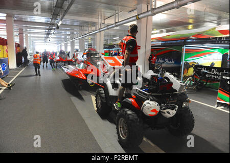 Royal Victoria Dock, Londra, Regno Unito. Xvi Jun, 2018. Il pit crew per il Team Abu Dhabi parcheggio di barche a motore a secco zona pit dopo una Formula 1 powerboat sessione di prove libere durante l'UIM F1H2O campionato del mondo, Royal Victoria Dock, Londra, Regno Unito alla UIM F1H2O Campionato del Mondo è una serie di international Corse Powerboat eventi, dotate di monoposto, racchiuso il cockpit, catamarani che gara attorno ad un circuito di costiera di circa 2km a velocità fino a 136km/h/220km/h. Credito: Michael Preston/Alamy Live News Foto Stock