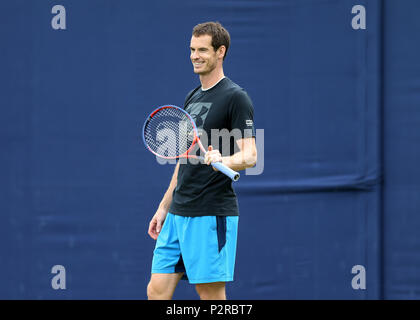 Queens Club di Londra, Regno Unito. 16 Giugno, 2018. La classica struttura i campionati di tennis; Andy Murray (GBR) sorridente durante una sessione di pratica sulla corte sette dopo il successo della chirurgia dell'anca due giorni prima di competere contro il mondo numero 24 Nick Kyrgios (AUS) Credito: Azione Sport Plus/Alamy Live News Foto Stock