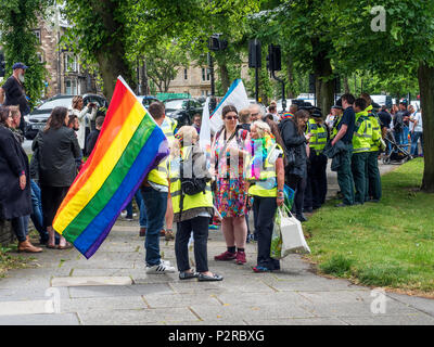 Harrogate, Yorkshire. Xvi Jun, 2018. Regno Unito Yorkshire Harrogate partecipanti raduno sulla collina di Montpellier per l'orgoglio nella diversità Parade 16 giugno 2018 Credit: Mark Sunderland/Alamy Live News Foto Stock