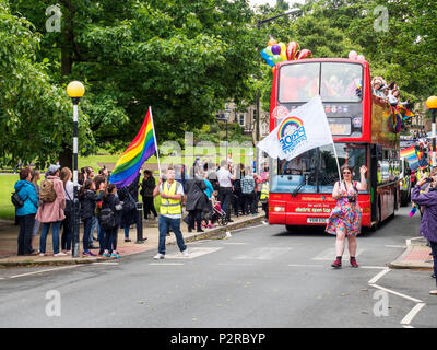 Harrogate, Yorkshire. Xvi Jun, 2018. Regno Unito Yorkshire Harrogate orgoglio nella diversità Parade l'impostazione off lungo la collina di Montpellier 16 giugno 2018 Credit: Mark Sunderland/Alamy Live News Foto Stock