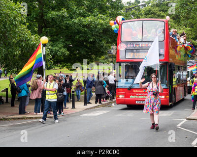 Harrogate, Yorkshire. Xvi Jun, 2018. Regno Unito Yorkshire Harrogate orgoglio nella diversità Parade l'impostazione off lungo la collina di Montpellier 16 giugno 2018 Credit: Mark Sunderland/Alamy Live News Foto Stock