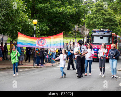 Harrogate, Yorkshire. Xvi Jun, 2018. Regno Unito Yorkshire Harrogate North Yorkshire Fire e servizio Rescyue nell'orgoglio nella diversità Parade 16 giugno 2018 Credit: Mark Sunderland/Alamy Live News Foto Stock