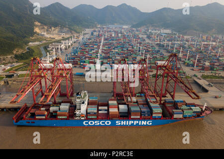 (180616) -- NINGBO, Giugno 16, 2018 (Xinhua) -- una nave da carico è visibile a livello di Chuanshan zona portuale di Ningbo Port Zhoushan in Cina orientale della provincia di Zhejiang, 13 giugno 2018. Trasformata da un villaggio di pescatori, Beilun sta diventando un costiere area urbana con la porta dell'industria. Ningbo lo Sviluppo Economico e Tecnologico della Zona di Ningbo, zona di libero commercio, Ningbo Daxie per lo sviluppo della zona, Ningbo Export Processing Zone e Ningbo Meishan area saldata si trovano in Beilun. Il cargo throughput di Ningbo Port Zhoushan, con Beilun porta come la sua anima, ha classificato al primo in un continuo di nove anni in tutto il mondo. T Foto Stock